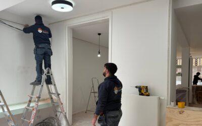 Hoe laat je elektra aanleggen voor buitenverlichting en tuinlampen?