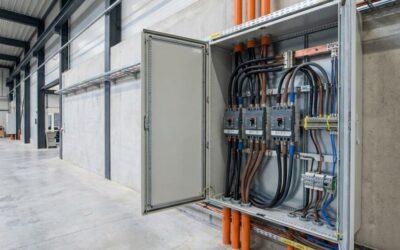 Hoe gaat de installatie van krachtstroom in een bedrijfshal of fabriekspand?