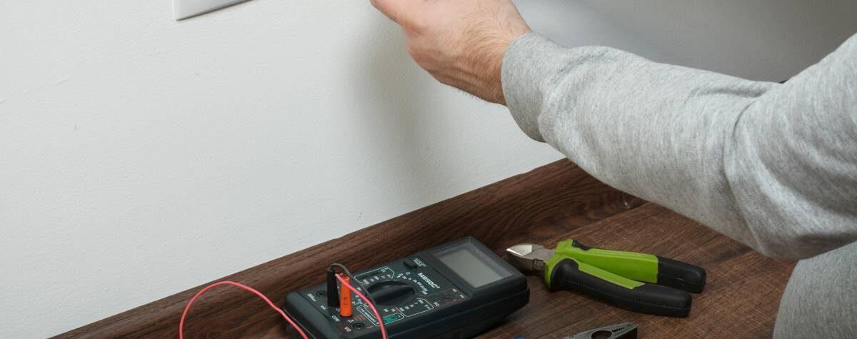 Hoe werkt het aanleggen van elektra in een garage of werkplaats?