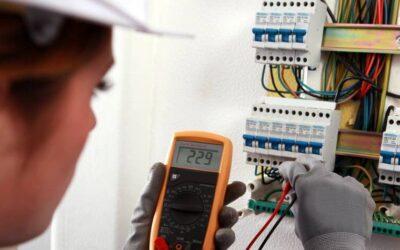 Hoe werkt het installeren van een hoofdschakelaar in de meterkast?