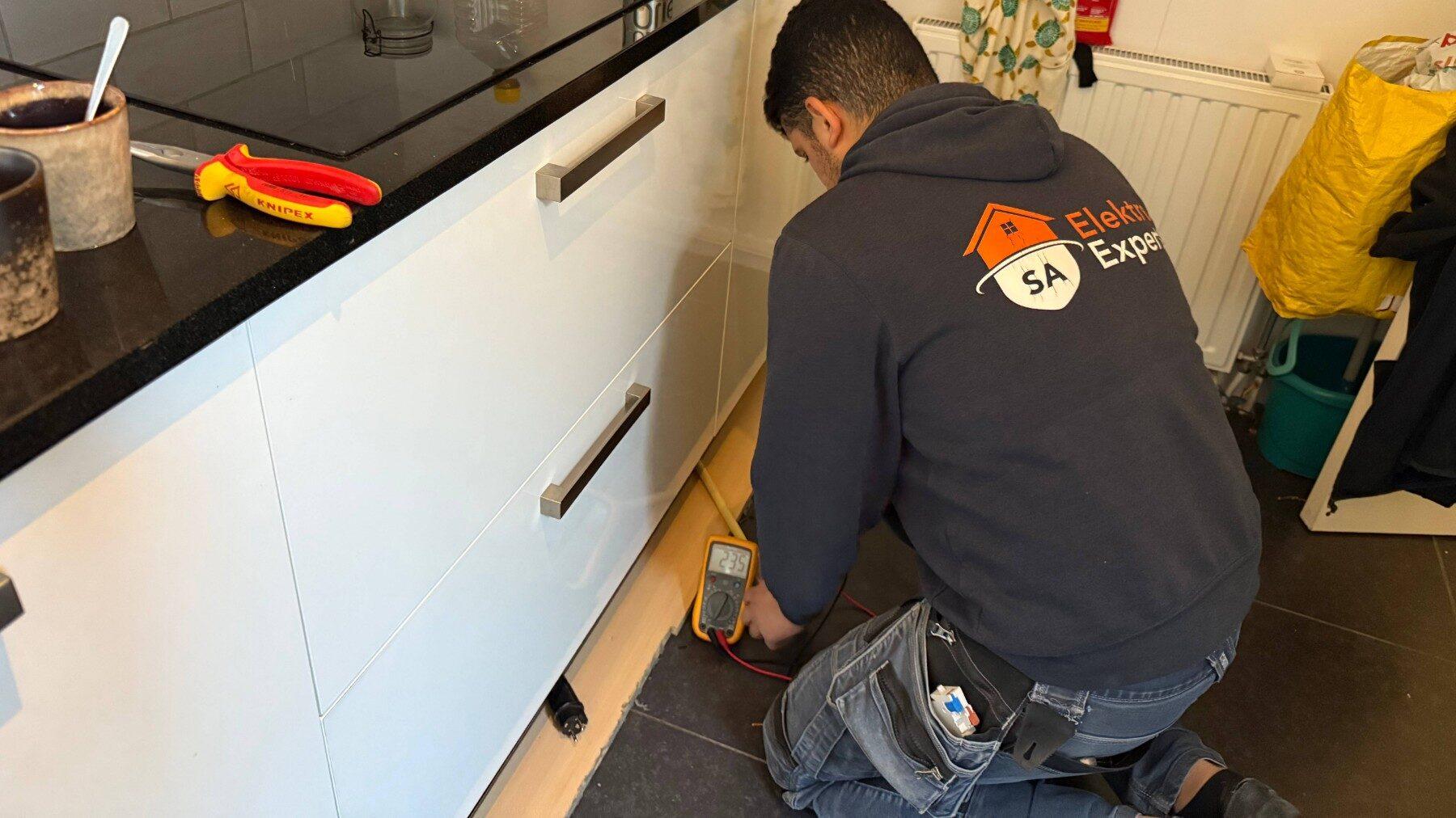 Hoe laat je nieuwe elektra aanleggen tijdens een verbouwing zonder onnodige kosten?