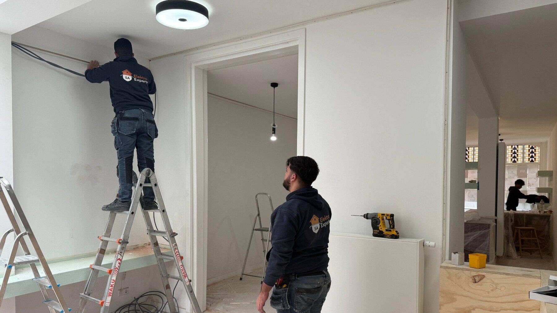 Hoe werkt het vervangen van oude bedrading door een elektricien in Delft?