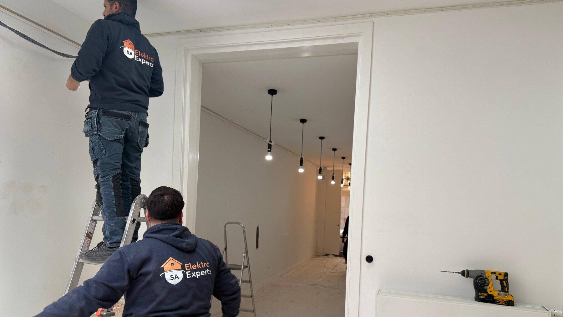 Sta je op het punt om nieuwe elektra te laten aanleggen en vraag je je af: Hoe gaat een elektricien in Loosduinen te werk bij het aanleggen van nieuwe elektra?