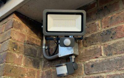 Hoe laat je buitenverlichting met sensor installeren voor veiligheid?