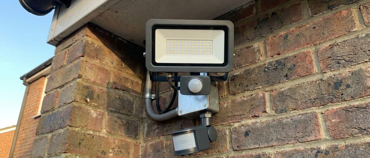 Hoe laat je buitenverlichting met sensor installeren voor veiligheid?
