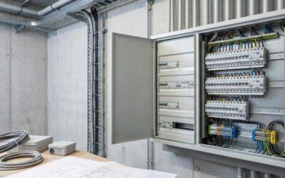 Hoe verloopt het traject van een elektricien bij de aanleg van elektra in een bedrijfspand?