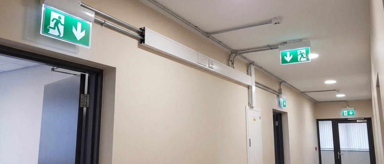 Hoe werkt de aanleg van noodverlichting bij brandveiligheid?