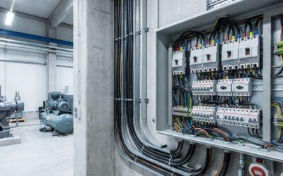 Wil je weten hoe krachtstroom wordt aangelegd in een fabriekshal?