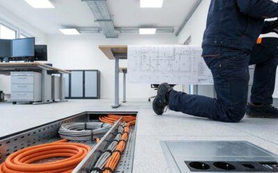 Hoe ga je te werk bij het aanleggen van elektra in een kantoorruimte met werkplekken?