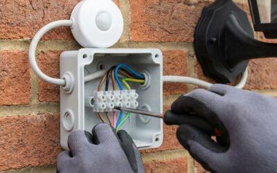 Hoe laat je buitenlampen aansluiten op een schemerschakelaar?