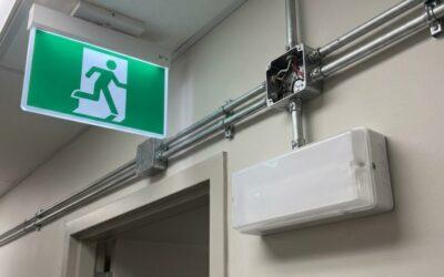 Hoe laat je noodverlichting installeren in een bedrijfspand?