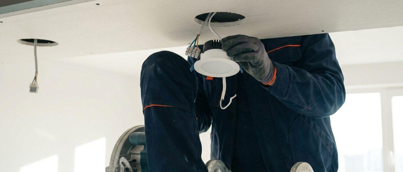 Je wilt weten: hoe laat je verlichting inbouwen in een verlaagd plafond?