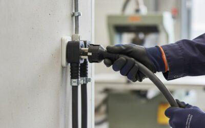 Hoe laat je een elektricien krachtstroom installeren voor machines?